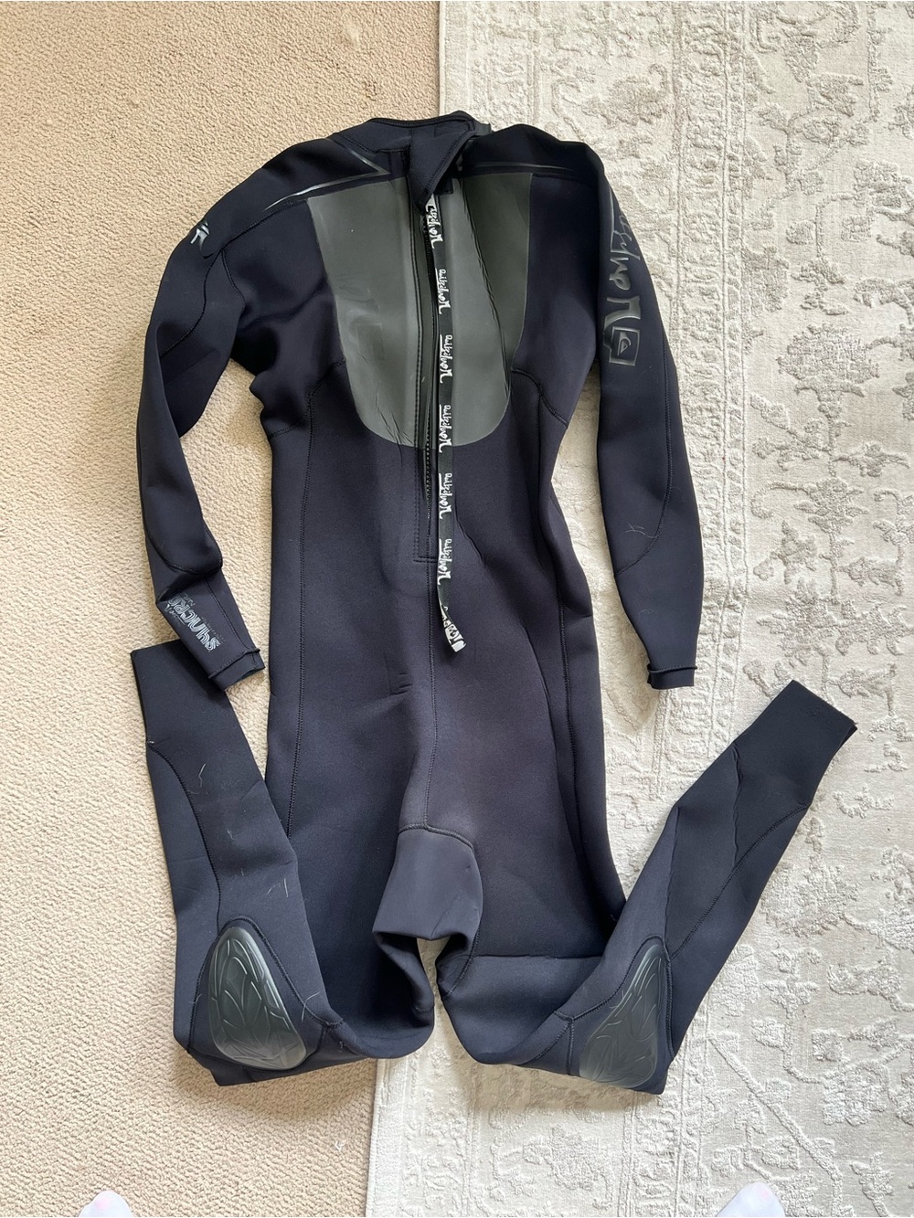 Quiksilver Black and Gray Wetsuit Interior Label